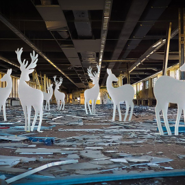 Installation - Wildlife on pile of shards - Scherbenhaufen